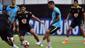 Members of Brazil's soccer team train at the University of Central Florida in Orlando, Florida, on June 7, 2016, one day before their opening Copa America 2016 match against Haiti. / AFP PHOTO / HECTOR RETAMAL