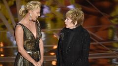 Charlize Theron y Shirley MacLaine presentando el premio a la mejor película extranjera en la 89ª edición de los Premios Oscar.