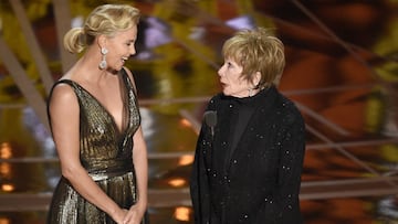 Charlize Theron y Shirley MacLaine presentando el premio a la mejor película extranjera en la 89ª edición de los Premios Oscar.