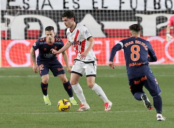 El delantero de la Franja fue determinante en los dos goles. No anot ninguno de los dos, pero su labor fue decisiva. En el primero incordi a Guaita que no despej bien y en el segundo su pase milimtrico a De Frutos, magistral.