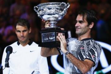 Roger Federer con el trofeo del open de Australia tras ganar a Rafa Nadal.
