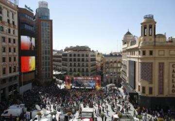 Los seguidores esperando la llegada de los jugadores en la Plaza de Callao, Madrid. 