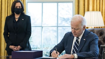 11 March 2021, US, Washington: US President Joe Biden (R) signs the American Rescue Plan into law as Vice President Kamala Harris looks on in the Oval Office at the White House. Photo: Adam Schultz/White House via Planet Pix via ZUMA Wire/dpa
 Adam Schult