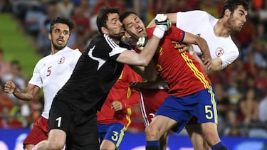 Busquets intenta rematar un saque de esquina en la derrota de España contra Georgia en el Coliseum.