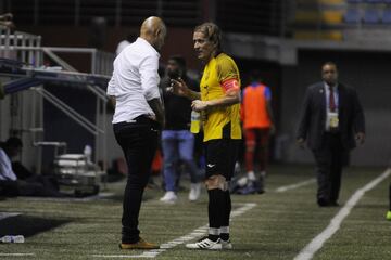 Míchel Salgado charla con el entrenador de CAI, Donaldo González en su reaparición en Panamá.