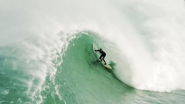 El surfista vasco Iñigo Indigoras surfeando un tubo que dicen que es el mejor de la historia del surf en Roka Puta, una ola gigante que rompe en Guipúzcoa (País Vasco). El 9 de febrero del 2019.