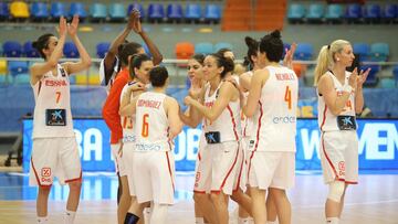 Hradec Kralove (Czech Republic), 17/06/2017.- Celebrating players of Spain after winning the group stage match between Spain and Ukraine at the EuroBasket Women 2017 in Hradec Kralove, Czech Republic, 17 June 2017. (España, República Checa, Baloncesto, Ucrania) EFE/EPA/MILAN KAMMERMAYER