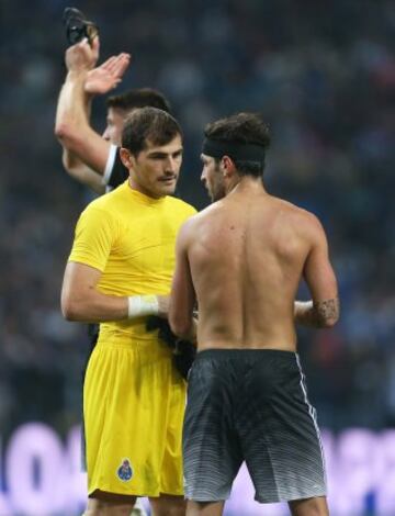 Iker Casillas y Diego Costa al final del partido.