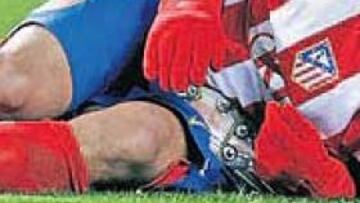 Agüero se duele después de una entrada del contrario.