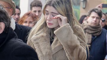 Ana Rodríguez, nieta del cómico, en el Cementerio Parque de la Paz de Valencia, a 5 de enero de 2024, en Valencia, Comunidad Valenciana (España). El humorista Paco Arévalo falleció el pasado 3 de enero, a los 76 años de edad en su domicilio de Valencia. Fue encontrado por su hijo y aún se desconocen las causas de la muerte. Arévalo inició su carrera como humorista y actor cómico y le llevó a participar en varias películas, series y obras de teatro. Su mayor popularidad fue cuando apareció en el concurso televisivo, ‘Un, dos, tres, responda otra vez’. En sus inicios, trabajó en el show del ‘Bombero torero’ y en los últimos años, participó como colaborador de varios programas de televisión. El entierro se celebra hoy en el Cementerio Parque de la Paz de Valencia en la intimidad.
FAMOSOS;FUNERAL;FAMILIA;HUMORISTA;TELEVISIÓN
José Ramón Hernando / Europa Press
05/01/2024