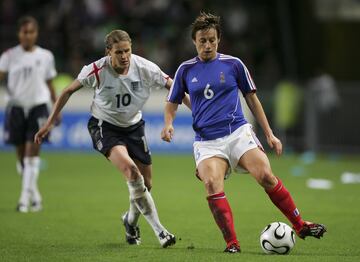 La exjugadora francesa y actual entrenadora del París FC es la jugadora con más partidos con su selección: 198. Desde su debut en 1997 hasta su retirada en 2014, la defensa participó en cuatro Eurocopas, dos Mundiales y una edición de los Juegos Olímpicos, los de Londres 2012.