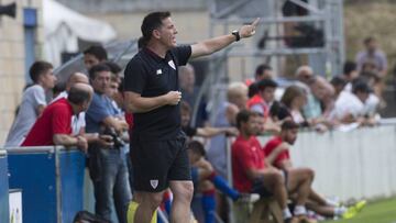 Berizzo dando órdenes en la banda