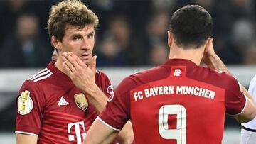 Bayern Munich's German forward Thomas Mueller and Bayern Munich's Polish forward Robert Lewandowski reacts during the German Cup (DFB Pokal) 2nd round football match Borussia Moenchengladbach v FC Bayern Munich in Moenchengladbach, Western Germa