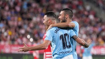 El jugador del Celta de Vigo Iago Aspas celebra con su compañero Óscar Rodríguez el gol conseguido durante el partido de la tercera jornada de Liga en Primera División entre el Girona FC - RC Celta, en el estadio municipal de Montilivi.