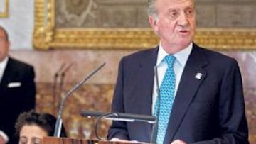 <b>ALMUERZO REAL. </b>El Rey Juan Carlos se dirige a los comensales en el Palacio Real. A su derecha, Nawal El Moutawakel, presidenta de la Comisión y el Príncipe Felipe.