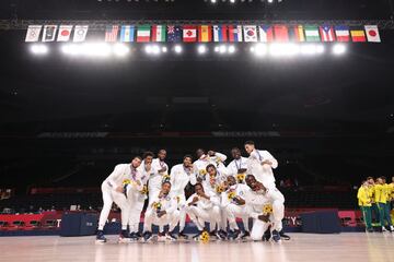 Los Juegos Ol赤mpicos son una cita importante para Estados Unidos. Caer en el Mundial es malo, pero hacerlo en unas Olimpiadas es un drama colosal para el poderoso baloncesto norteamericano. Y en Tokio, no fallaron. Tanto la selecci車n masculina como la femenina se colgaron el oro al cuello. En el caso de los primeros, es la 16? en 20 torneos, la cuarta seguida tras el fiasco de Atenas 2004. Para las segundas, la s谷ptima: no caen desde las semifinales de Barcelona 1992 y el balance es impactante con 55 victorias seguidas en los Juegos. Empezaron ganando el bronce en Espa?a y lo cerraron, por el momento, en la final ante Jap車n.
Como es habitual en los 迆ltimos campeonatos, la selecci車n estadounidense lleg車 a la cita nipona cogida por los pelos, con m迆ltiples bajas, problemas con la COVID y las lesiones, y reemplazos de 迆ltima hora. En definitiva, un equipo B-C que tuvo ciertos problemas para alzarse con el primer puesto. El motivo, Kevin Durant: 29 puntos y 31 de valoraci車n en la final contra Francia.
