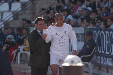 클럽에서의 그의 시간은 두 가지 다른 수준으로 기억되지만 지울 수 없는 흔적을 남긴 첫 번째 시간이었습니다. 2003/04년에 그는 1부 리그의 알바세테에 도착했고 세자르 페란도의 팀에서 공격적인 참고 자료가 되었습니다. 그는 리베로 패리(Libero Parry), 안토니오 파체코(Antonio Pacheco) 같은 선수들과 치명적인 파트너십을 형성했습니다. 그 후 2005/06년 세비야에서의 시간을 보낸 후 아란다는 알바세테로 복귀했는데, 이번에는 팀이 강등된 후 2부 리그에 속하게 되었습니다.