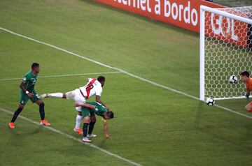 1-2. Jefferson Farf¨¢n marc¨® el segundo gol.