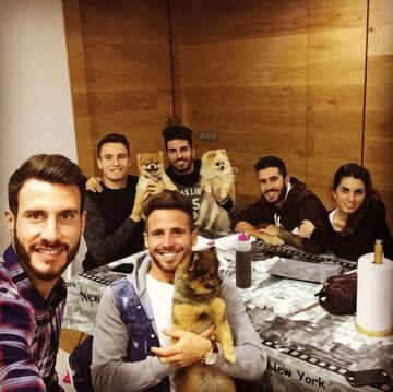 La relación que tiene con sus dos hermanos es muy estrecha, son amigos y comparten aficiones, como el amor por los perros.