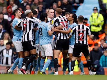 El delantero noruego del Manchester City ha tenido más que palabras Dan Burn durante el duelo de hoy de la Premier League entre el conjunto de Manchester y el Newcastle. 