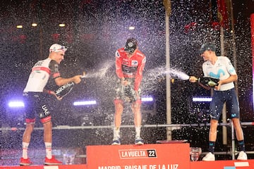 Juan Ayuso, Remco Evenepoel y Enric Mas riegan con cava su podio final en La Vuelta 2022.
