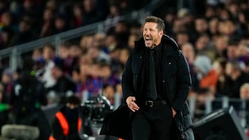 BARCELONA, 02/12/2025.- El entrenador del Atlético de Madrid Diego Simeone durante el partido de la jornada 19 de LaLiga que FC Barcelona y Atlético de Madrid disputan hoy martes en el estadio Spotify Camp Nou de Barcelona. EFE/Alejandro García