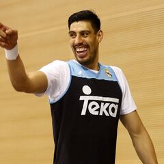 Ayón tramitará el pasaporte español para el próximo curso