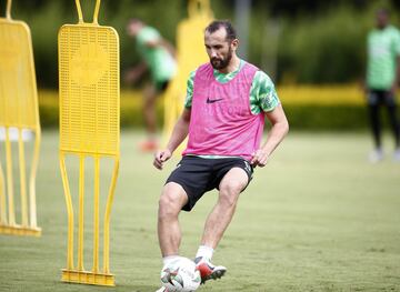 Atlético Nacional presentó al volante Jarlan Barrera en su sede deportiva de Guarne. El jugador es el tercer refuerzo del club y se une a los trabajos con Juan Carlos Osorio nuevo estratega del equipo 'verdolaga'. 