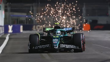 Fernando Alonso (Aston Martin AMR25). Marina Bay, Singapur. F1 2025.
