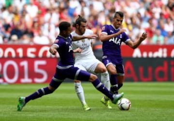 Gareth Bale entre Kyle Walker y Lamela.