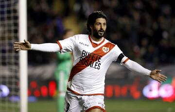 El mediocentro ofensivo argentino vistió la camiseta del Rayo en 53 ocasiones y anotó 7 goles. 