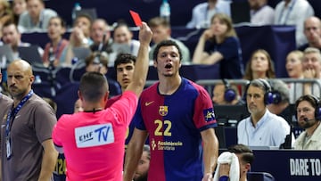 COLOGNE (Germany), 14/06/2025.- Thiagus Goncalves Dos Santos of Barcelona is sent of with red card during the EHF Men's FINAL4 Handball Champions League semi final match between FC Barcelona and SC Magdeburg in Cologne, Germany, 14 June 2025. (Balonmano, Liga de Campeones, Alemania, Colonia, Magdeburgo) EFE/EPA/Christopher Neundorf