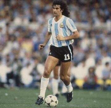 Con grandes cualidades y como máximo goleador, levantó el campeonato del Mundo en Argentina 1978, ante su afición.
Se añadieron 12 jugadores más, tal y como se hizo en la Copa del Mundo con las bancas.