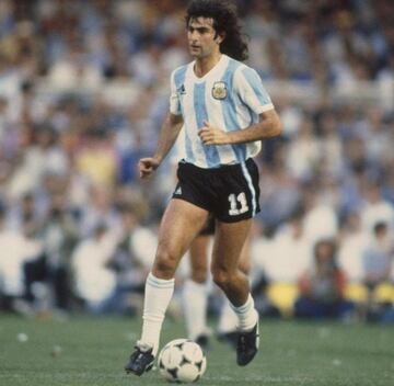 Con grandes cualidades y como máximo goleador, levantó el campeonato del Mundo en Argentina 1978, ante su afición. 

Se añadieron 12 jugadores más, tal y como se hizo en la Copa del Mundo con las bancas.