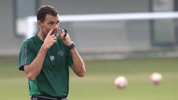 Gustavo Poyet, con el Betis.