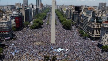 Miles de personas celebran en el Obelisco de Buenos Aires la victoria de Argentina en el Mundial.
