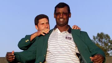 AUG47D:SPORT-GOLF-MASTERS:AUGUSTA,GA,9APR00 - 2000 Masters champion Vijay Singh of Fiji gets his green jacket from defending Masters champion Jose Maria Olazabal (L) from Spain at Augusta National Golf after Singh won the 2000 Masters April 9. Singh shot -10 under par to win his first Masters. ms/Photo by Mike Blake REUTERS