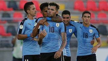 Schiappacasse celebra un gol con Uruguay.