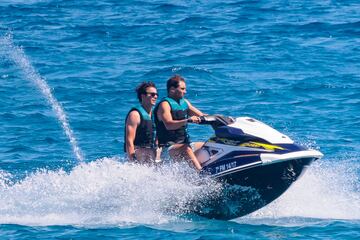 El tenista espa?ol se recupera de su lesi車n abdominal, que le oblig車 a abandonar el Grand Slam brit芍nico, en las aguas de la isla balear a bordo de un barco y rodeado de amigos.