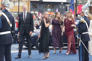 El Rey Felipe, la Reina Letizia, la princesa Leonor, y la Infanta Sofía a su llegada al Teatro Campoamor para asistir a la ceremonia de entrega de los Premios Princesa de Asturias 2025.