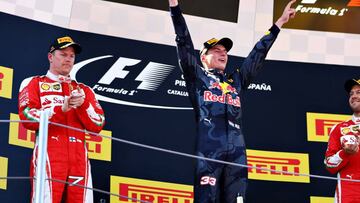 Raikkonen y Vettel aplauden a Verstappen por su victoria en Montmeló.