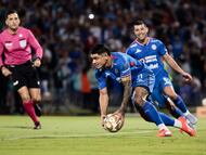 AME5516. CIUDAD DE MÉXICO (MÉXICO), 03/12/2025.- Gabriel Fernández de Cruz Azul celebra un gol este miércoles, en el partido de ida de las semifinales de la Liga MX entre Cruz Azul y Tigres en el Estadio Olímpico Universitario en Ciudad de México (México). EFE/ José Méndez