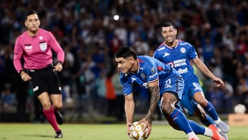 AME5516. CIUDAD DE MÉXICO (MÉXICO), 03/12/2025.- Gabriel Fernández de Cruz Azul celebra un gol este miércoles, en el partido de ida de las semifinales de la Liga MX entre Cruz Azul y Tigres en el Estadio Olímpico Universitario en Ciudad de México (México). EFE/ José Méndez
