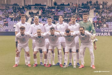 La camiseta está inspirada en el diseño estrenado por el RC Deportivo en la temporada 1987/1988, uno de los modelos más representativos de finales de los años 80. Durante esa década se consolidó la estética de franjas azules y blancas estrechas. 