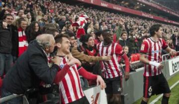 Los jugadores celebran el 1-0 de Aduriz. 