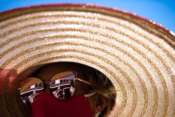 Aficionados a la h¨ªpica en el Churchill Downs de Kentucky durante la Kentucky Oaks.
