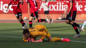 Rub&eacute;n Blanco, en el suelo, tras encajar un gol contra el Mallorca en el terreno de juego del equipo balear.