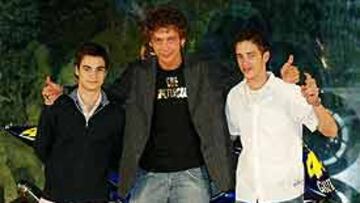 <b>BIEN ESCOLTADO</B>. Valentino Rossi, por cuarta vez campeón del mundo de MotoGP, posa junto a Dani Pedrosa y Andrea Dovizioso, campeones del mundo de 250 cc y 125 cc respectivamente y a quienes Honda ha brindado la oportunidad de probar la RC211V.