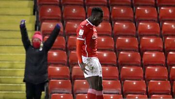 El delantero estadounidense anot&oacute; su primer gol con la camiseta del cuadro ingl&eacute;s, mismo que cerr&oacute; la victoria de Barnsley ante Stoke City en el Championship de Inglaterra.