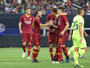 Barcelona 2-2 Roma | Tras varios rebotes dentro del área, el balón le quedó a Alessandro Florenzi quien únicamente empuja el esférico, ante la mala marca de la defensa catalana. 